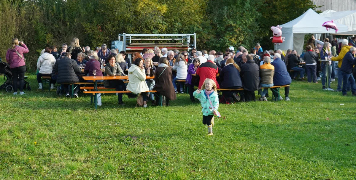 Menschen, die auf einer Wiese zusammensitzen. 